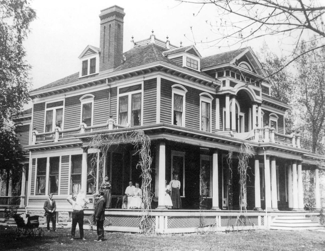 How to Find Old Photos of Your House